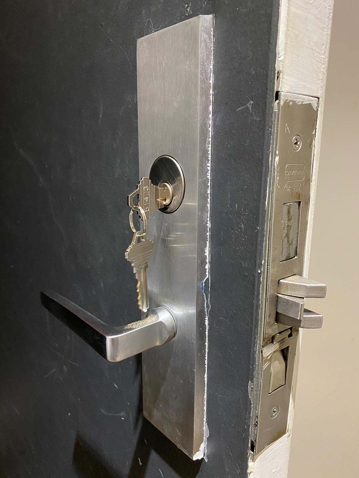 Comparison of smart locks and traditional deadbolts